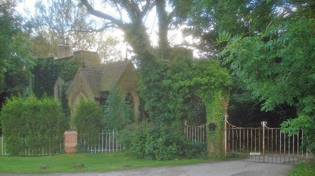 Gatehouse at Heather Hall - 1 On the south side of Swepstone Road, the gates lead to Heather Hall and have a sign reading 'Private'. The public footpath just behind the gatehouse is also pretty much inaccessible. Mysterious place!