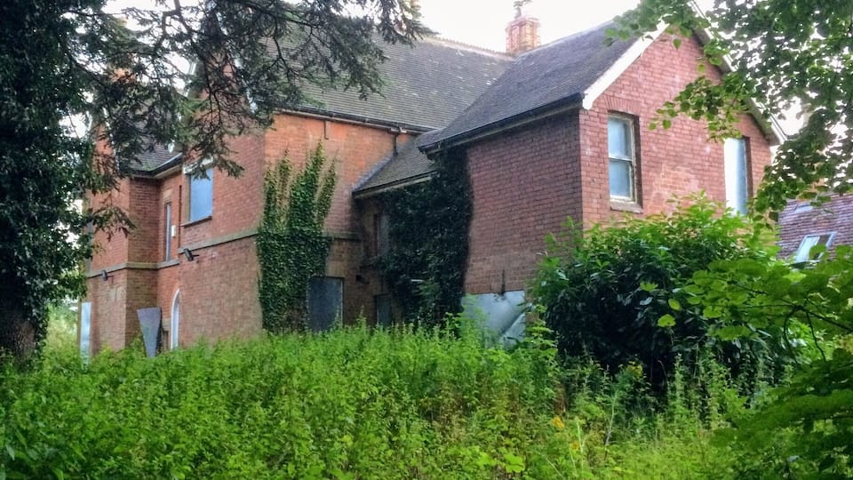 A very creepy abandoned house in Heather, Leicestershire. Thinking it's Victorian? I heard about it from my son - so of course I had to take a look. I was not expecting this. The house can not be seen from the roadside. There is a long, tree-lined overgrown track leading up to it. The garden is huge with mature trees. Sadly, its now neglected & I'd love to know why...