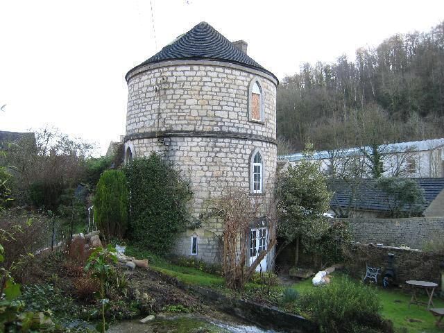 Chalford Roundhouse Chalford Roundhouse is a good example of a style of building characteristic of the Thames & Severn Canal. This example is situated at the site of Chalford Wharf and would have been built for the local canal lengthman.