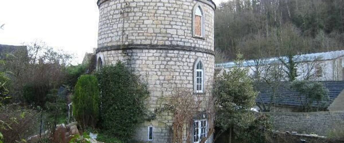 Chalford Roundhouse Chalford Roundhouse is a good example of a style of building characteristic of the Thames & Severn Canal. This example is situated at the site of Chalford Wharf and would have been built for the local canal lengthman.