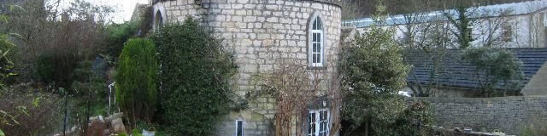 Chalford Roundhouse Chalford Roundhouse is a good example of a style of building characteristic of the Thames & Severn Canal. This example is situated at the site of Chalford Wharf and would have been built for the local canal lengthman.