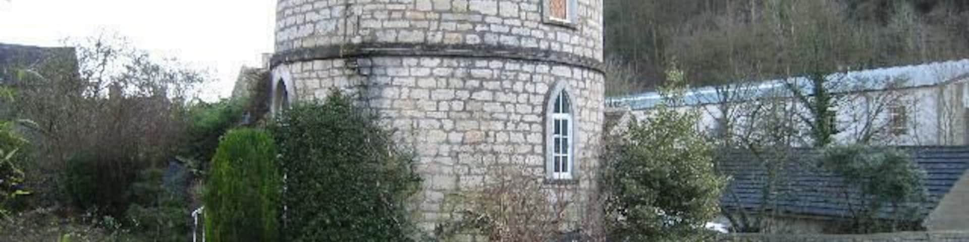 Chalford Roundhouse Chalford Roundhouse is a good example of a style of building characteristic of the Thames & Severn Canal. This example is situated at the site of Chalford Wharf and would have been built for the local canal lengthman.