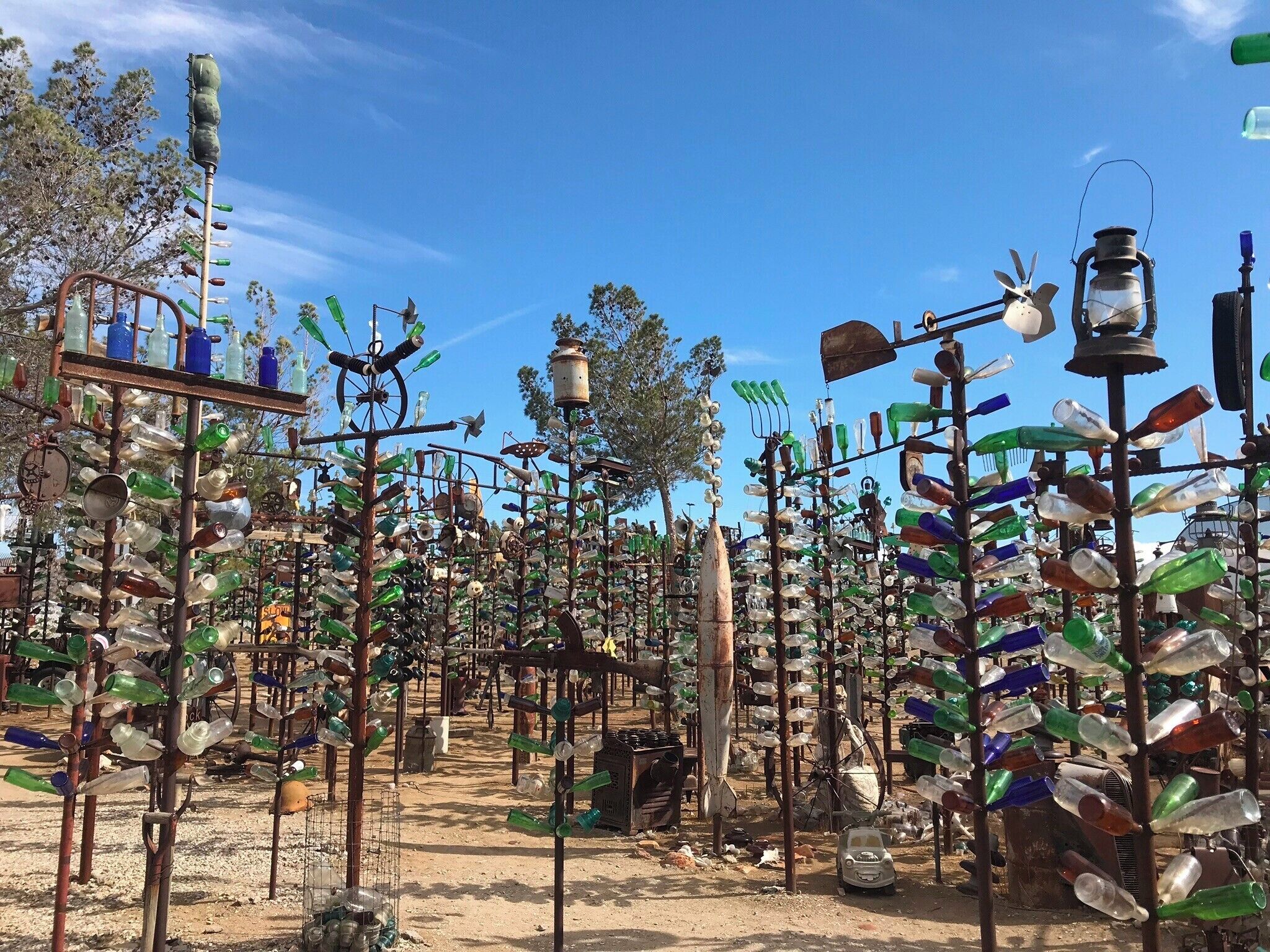 If you're road tripping from the LA area towards Las Vegas or finishing up Route 66, Elmer's Bottle Tree Ranch is a great (free) pit stop to explore some quirky desert art! #California