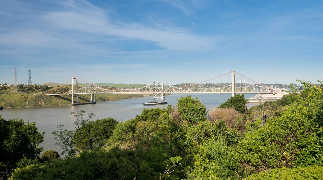 Al Zampa and Carquinez bridges carry US I80 across river