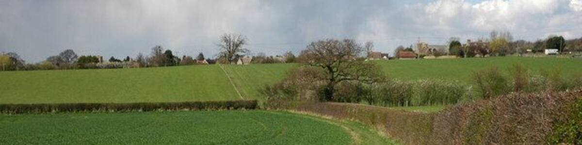 Footpath approaching Bredon's Norton Footpath from Westmancote to Bredon's Norton which can be seen beyond the next field.