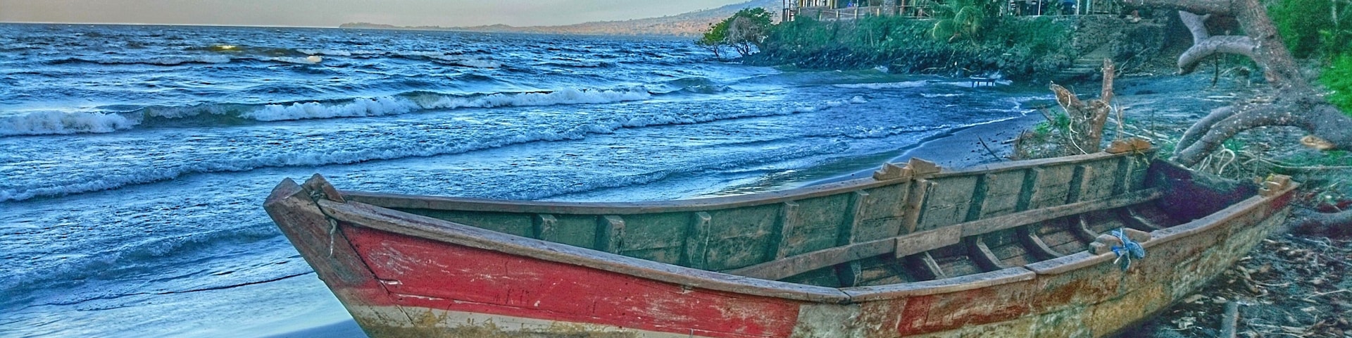 It looks and sounds just like the ocean, but Playa Santo Domingo is on Central America's largest lake. Ometepe Island is made up of two massive volcanoes, and Santo Domingo is its biggest beach. Here you'll see monkeys in the trees and horses bathing in the water. #BeachTips