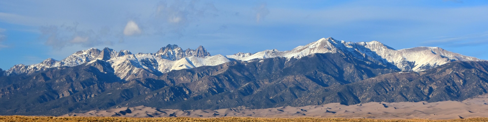 Cordillera nevada con un paisaje desértico en primer plano.