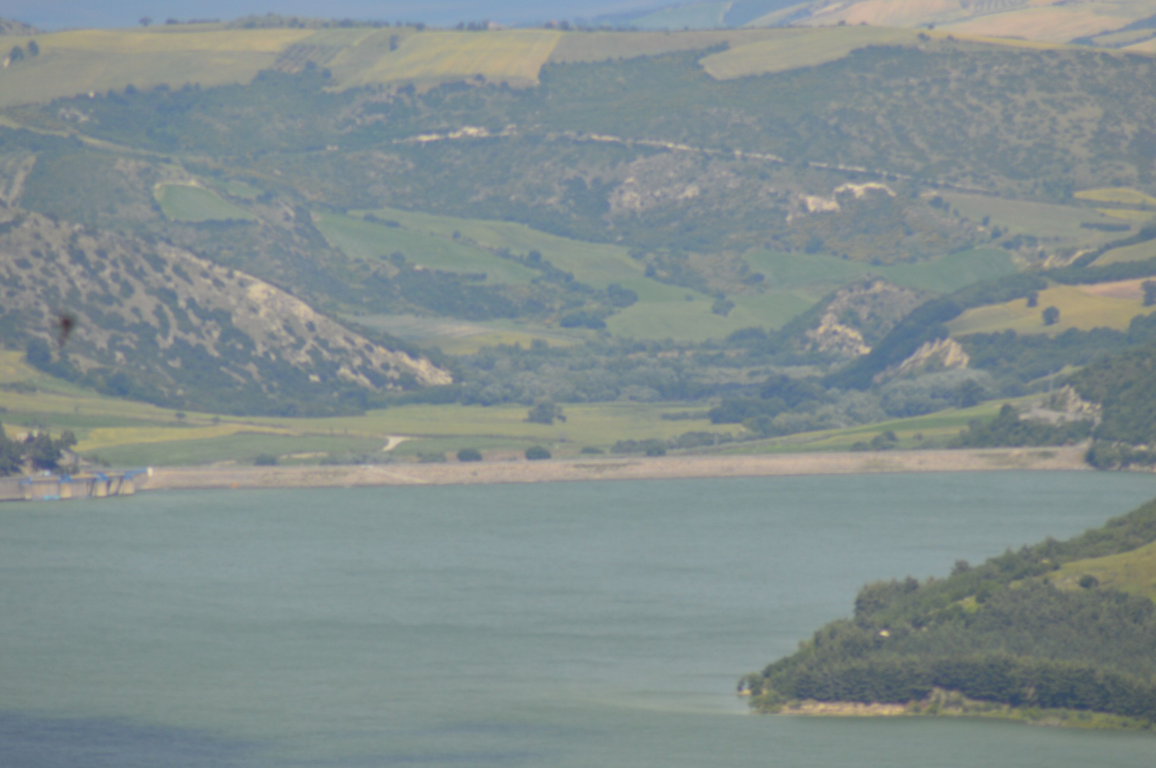 muro di sbarramento e sulla sinistra la chiusa del Lago (diga) di Occhito, vista da Macchia Valfortore (paese)