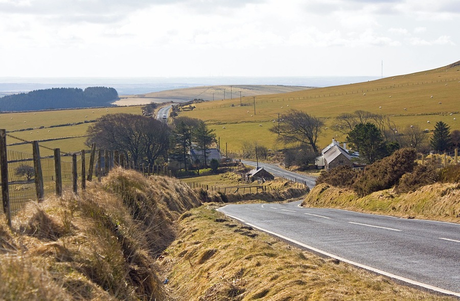 Farmsteads south of Bwlch-gwynt Ty-llosg to the right, Dolau-bach to the left.