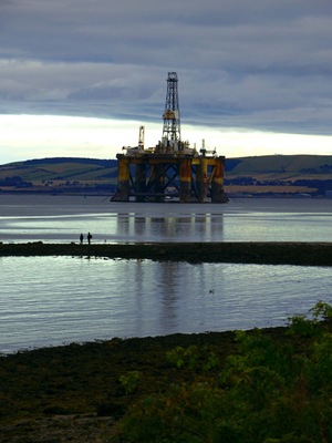 Eine Offshore-Ölplattform in einem Gewässer unter einem bewölkten Himmel.