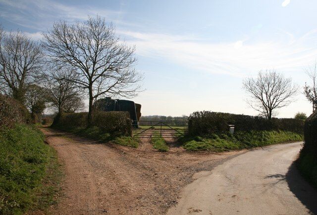 Fork in Lane at Tunstall Tunstall Lane is to the left in the photograph. It is not recommended for cars and appears to be used as a bridle way.