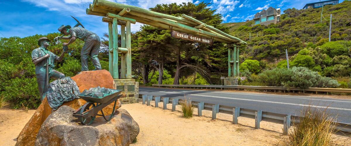 The Great Ocean Road Memorial Archway was built to commemorate the 3,000 soldiers returned from World War I who built the Road between 1918 - 1932. The Arch is located 5 km west of Aireys Inlet