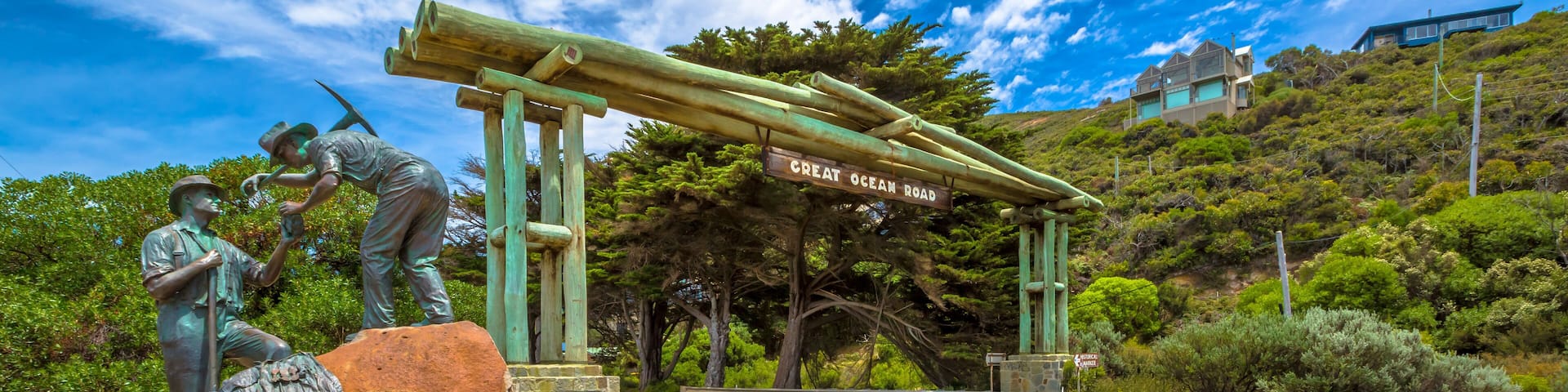 The Great Ocean Road Memorial Archway was built to commemorate the 3,000 soldiers returned from World War I who built the Road between 1918 - 1932. The Arch is located 5 km west of Aireys Inlet
