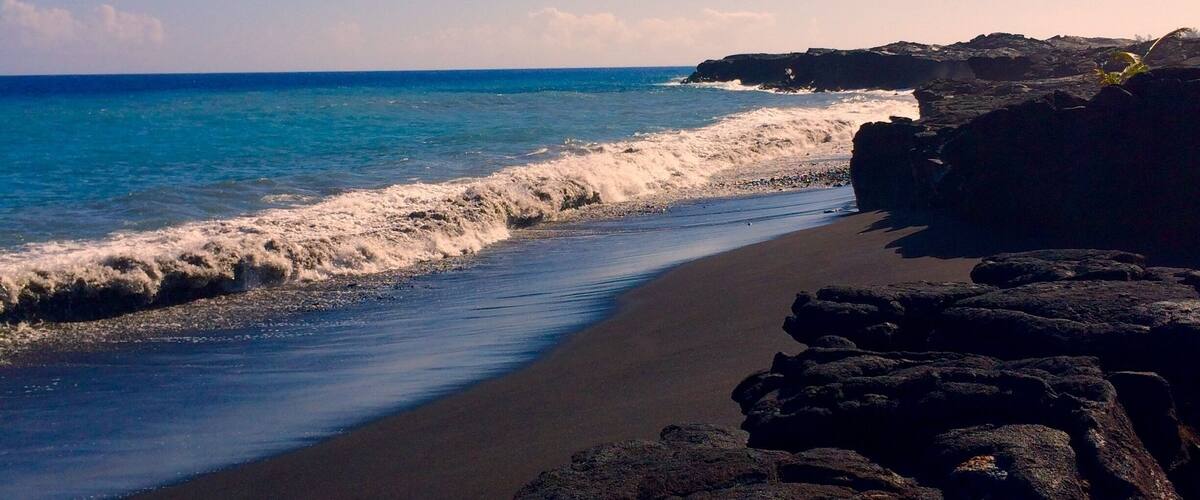 Black sand beach in Kiamu Beach Park in Hawaii.