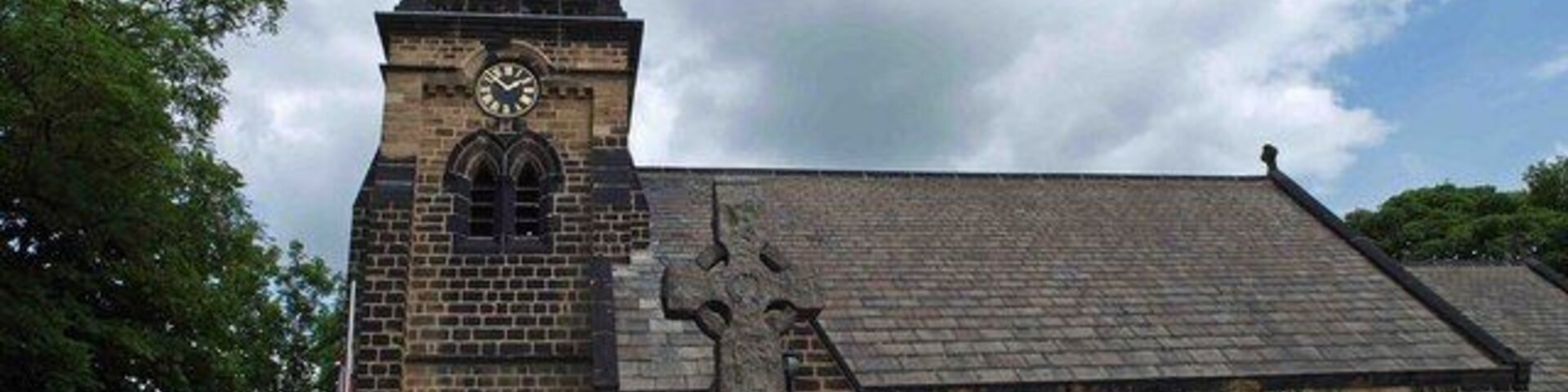Uma igreja histórica com uma torre alta e um relógio.