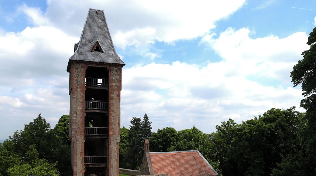 Denkmalgeschützter an einer Seite offener Torturm der Burg Frankenstein