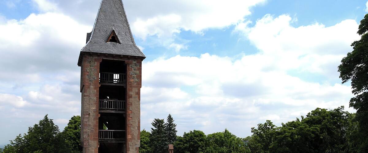 Denkmalgeschützter an einer Seite offener Torturm der Burg Frankenstein
