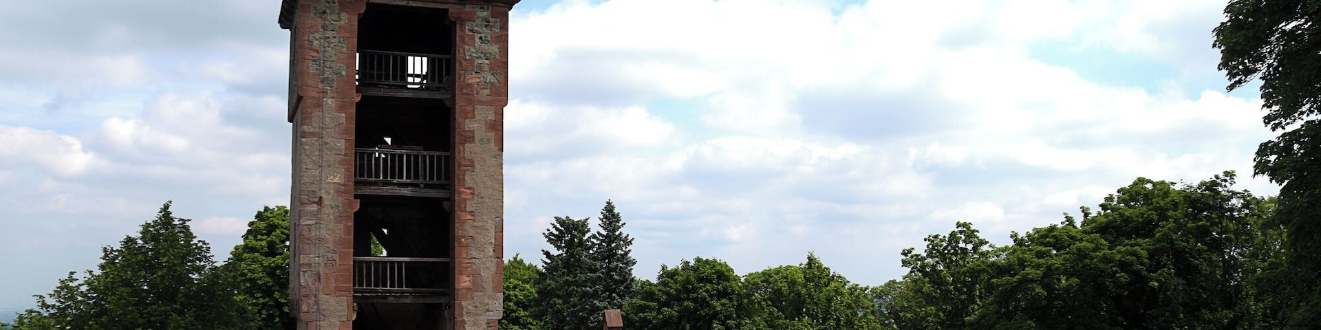 Denkmalgeschützter an einer Seite offener Torturm der Burg Frankenstein