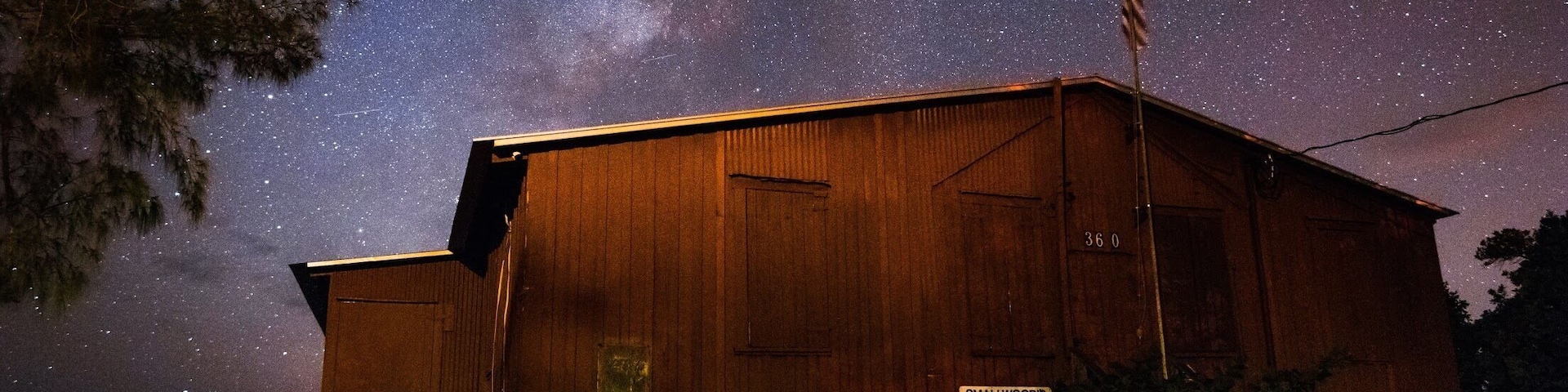 The historic Smallwood Store, located on Chokoloskee Island, sits at the edge of the Everglades and Florida Bay. It’s a great piece of Florida history as a pioneer reading post, early store, stargazing location, and launching point for boat tours. Experience the real Florida here. #beachtips #chokoloskee #island #florida #milkyway #historic #pioneer #everglades