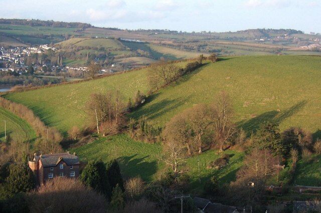 Hill above Combeinteignhead. The steep hill that rises on the north side of the village above Oakford House (bottom left). Across the Teign estuary on the left is part of Bishopsteignton. Taken from the same green lane as 745653 (which drops down a ridge from No Man's Land), but from the eastern bank of it, which is just in SX9071.