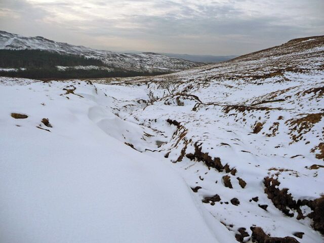 Snowdrifts by the Lon Raagil. The Raagil drains from Loch Beag 1736143 to join the River Hinnisdal.