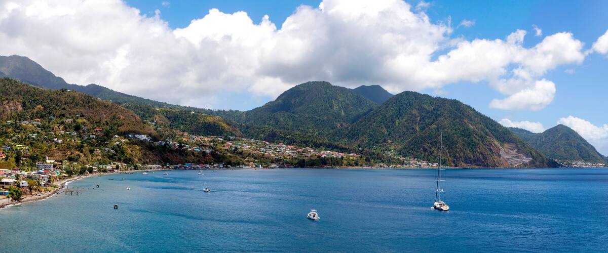 Roseau die Hauptstadt von Dominica in der Karibik mit blauem Himmel, Panorama.
