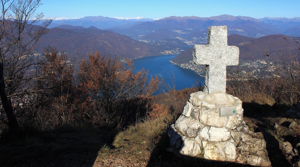 Auf dem Monte Pravello (1015 m.ü.M.)im Schweizer Kanton Tessin oberhalb von Serpiano und Arzo.Auf dem Gipfel läuft die Grenze zwischen der Schweiz und Italien.Deshalb der Doppelname Poncione d'Arzo / Monte Pravello (I).