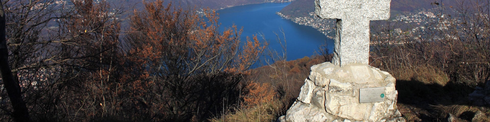 Auf dem Monte Pravello (1015 m.ü.M.)im Schweizer Kanton Tessin oberhalb von Serpiano und Arzo.Auf dem Gipfel läuft die Grenze zwischen der Schweiz und Italien.Deshalb der Doppelname Poncione d'Arzo / Monte Pravello (I).