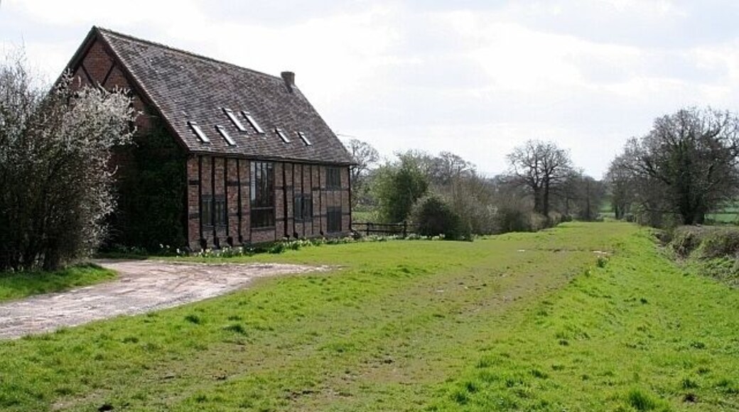 New Barn A modernised property next to a very wide bridleway.