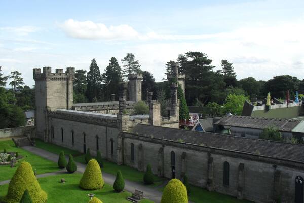 Le château situé au parc Alton Towers