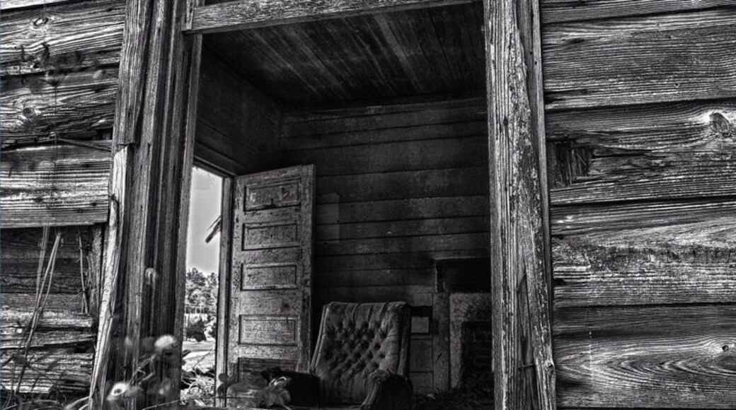 If you like old, abandoned, Erie, and probably ghost filled houses this one is a winner. There was an old bed half hanging out a window on the other side. The recliner was the only thing in this room other then the fireplace. I did not go in, yes I was afraid.