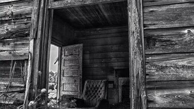 If you like old, abandoned, Erie, and probably ghost filled houses this one is a winner. There was an old bed half hanging out a window on the other side. The recliner was the only thing in this room other then the fireplace. I did not go in, yes I was afraid.