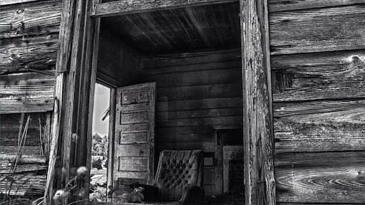 If you like old, abandoned, Erie, and probably ghost filled houses this one is a winner. There was an old bed half hanging out a window on the other side. The recliner was the only thing in this room other then the fireplace. I did not go in, yes I was afraid.