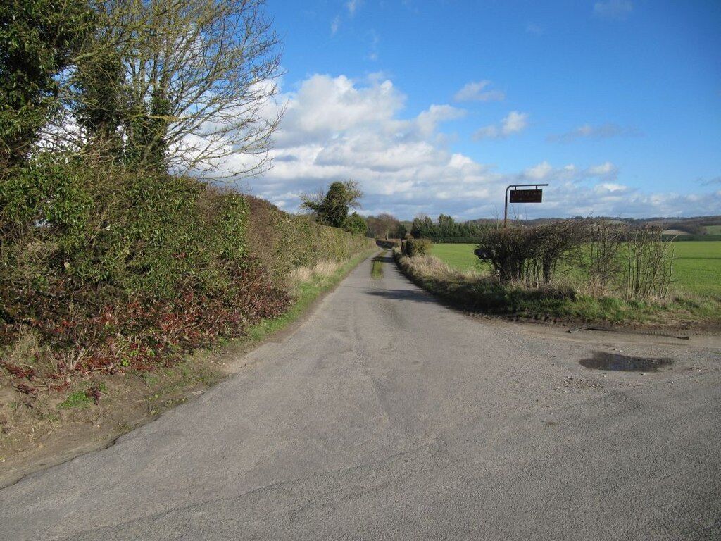 Track to Lonesome Farm Farm track leading to Lonesome Farm at the top of Cox's Lane, Crowmarsh.