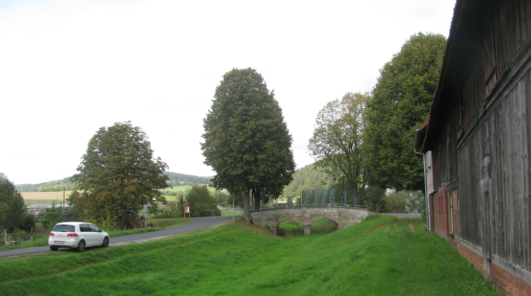 der Wilde Graben in Treffurt-Falken mit Brücke im Zuge der Treffurter Straße, die Straße links heißt Flutgrabenstraße