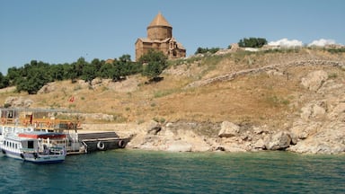 Primarily, you come to Lake Van to take a boat over to see Akdamar, an Armenian church on an island in the middle of this large lake. #Trove on
