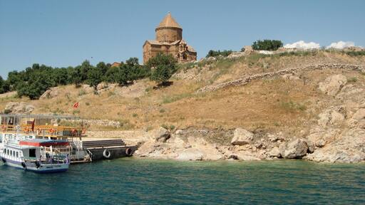 Primarily, you come to Lake Van to take a boat over to see Akdamar, an Armenian church on an island in the middle of this large lake. #Trove on