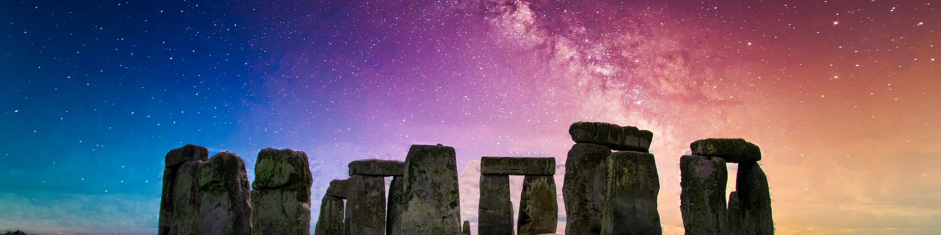 Stonehenge sob um céu estrelado.