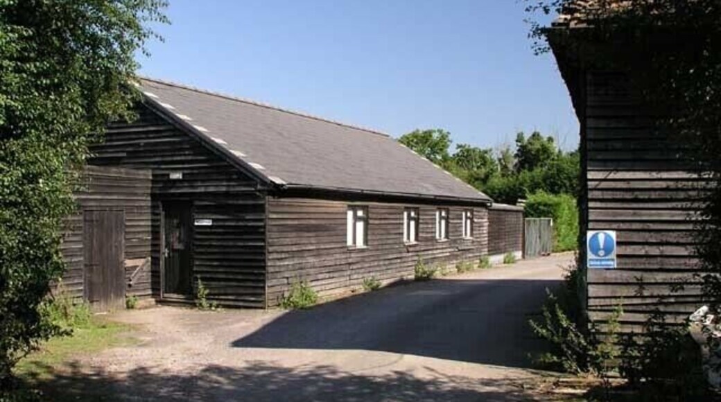 Buildings on Dragons Farm. On bridleway 1730.