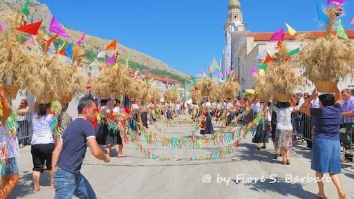 Un momento della processione durante la Festa del Grano di Foglianise (BN)