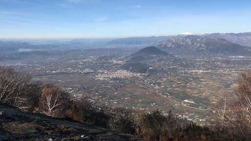 Panorama mozzafiato, un posto in cui dedicarsi a tante attività , percorsi, fitness, escursioni a cavallo. Circondati dalla natura.