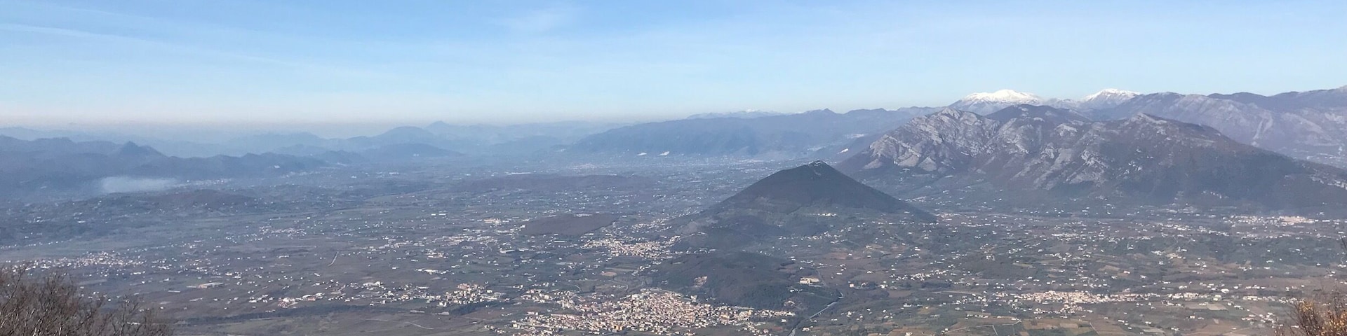Panorama mozzafiato, un posto in cui dedicarsi a tante attività , percorsi, fitness, escursioni a cavallo. Circondati dalla natura.