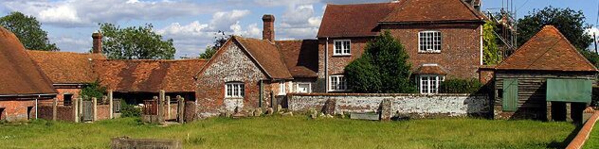 South Stanmore Farm near Beedon. These farm buildings lie on the north side of the minor road that runs through the square. They are to be seen in the north east section of the square.