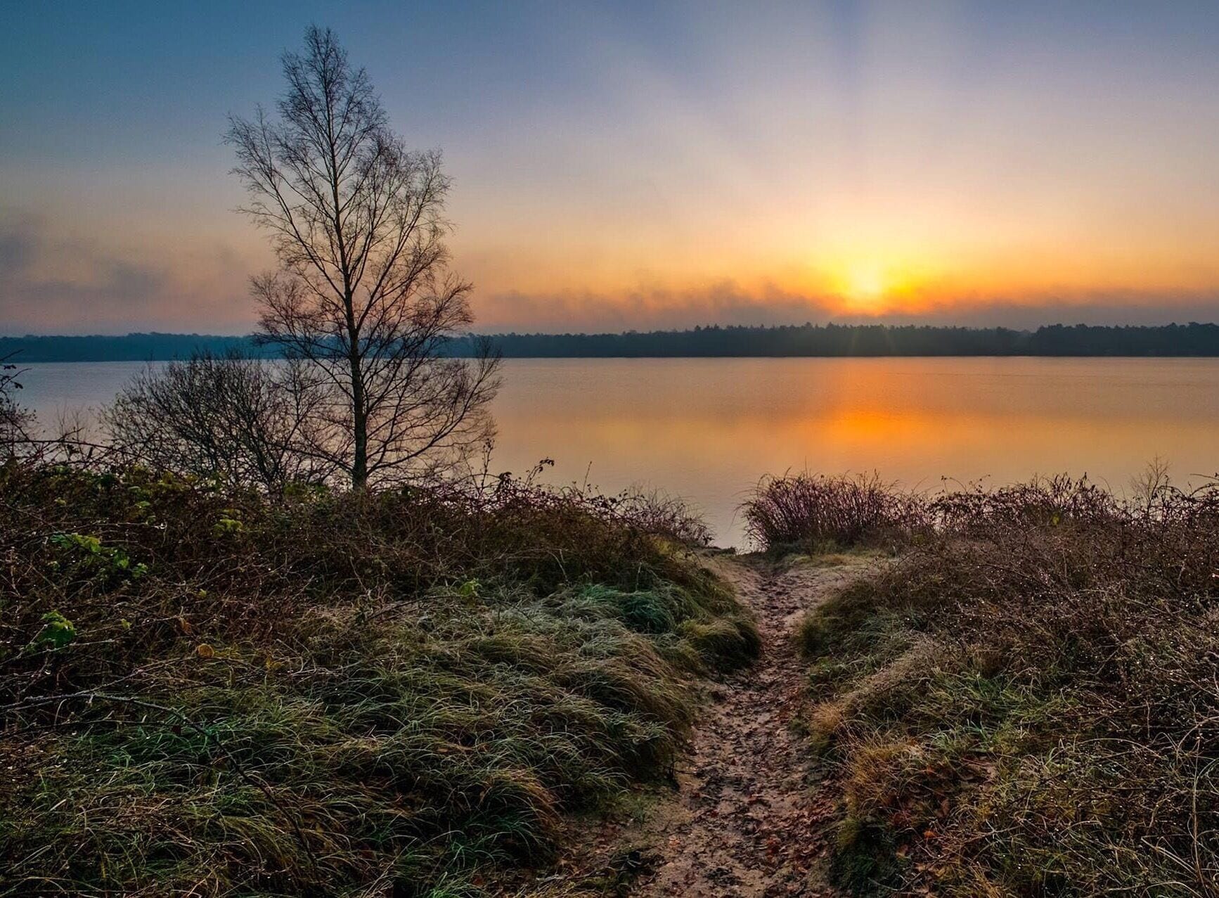 Big lake with woods and heather, paths all around, even wheelchairproof. Also there is a little handpowered ferry that u can use to get across the lake, right in the middle. I got some shots from the middle of the lake using it. Quite fun, but the cable u have to pull got really wet and cold, so bring thick gloves..!