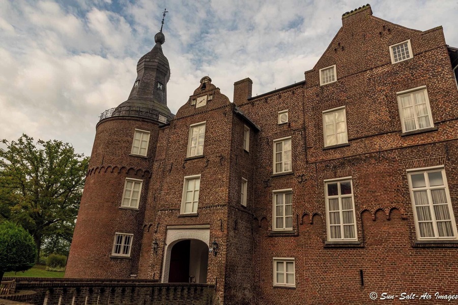The center for Emerson College Eurpoean program, is  the 14th century castle in a quaint small town of Well Netherlands. Surrounded by a moat, the grounds are a treat for any nature lover. Unfortunately, you cannot access the inner castle without  having a student sign you in Still, it is well worth the walk around and taking in the lush green of the castle grounds  #trovember