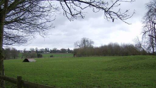 Farmland near Dyson's Wood Farm Don't know what the humps on the right of the picture are. Nothing marked on 1:25K map. Any ideas?