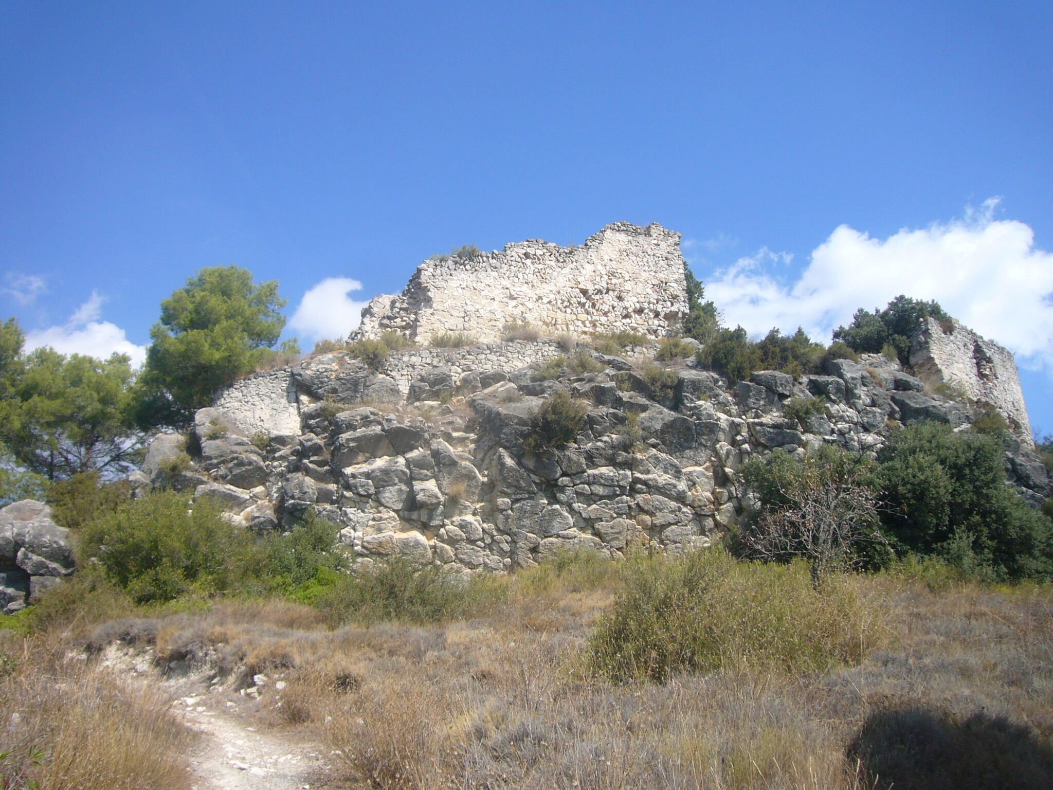 Castell de Miralles vist des de l'inici del camí d'accés