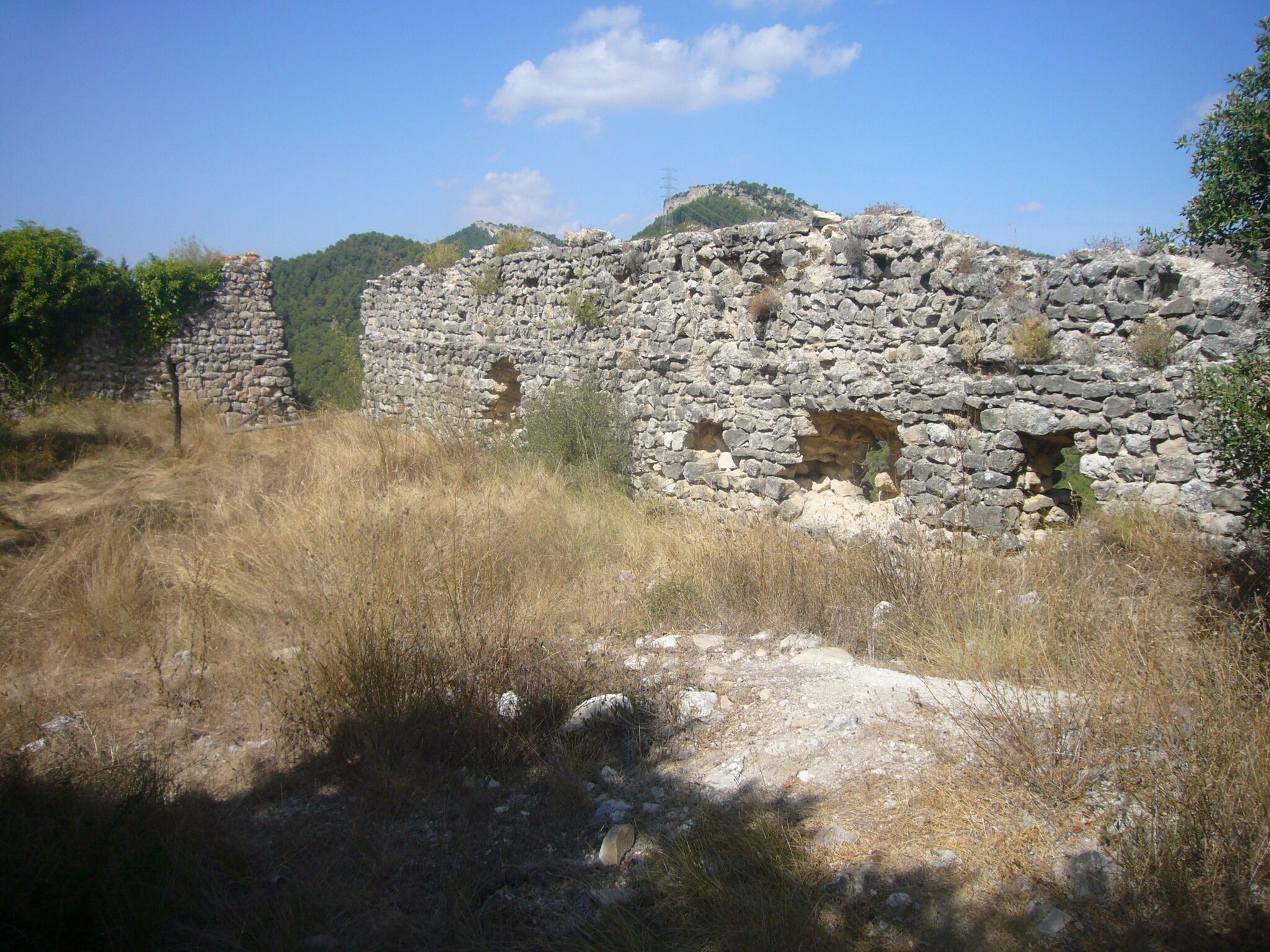 Castell de Miralles. Vista de l'interior de les ruïnes. Angle nord-oest