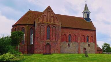 Holwierde, Stefanuskerk 11e eeuw.
#architecture