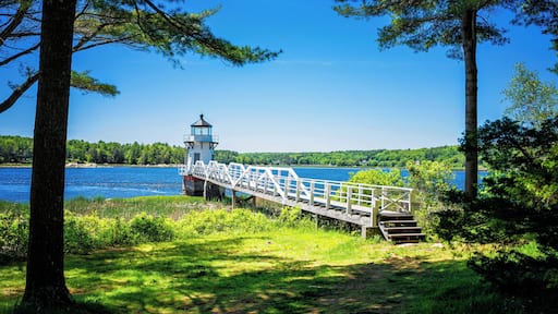 Doubling Point Light was built in 1898 on Arrowsic Island on the Kennebec River in Maine. It was one of the four lighthouses built that year to provide navigational aid for ships on their way to Bath, "the City of Ships"
#lighthouse #maine